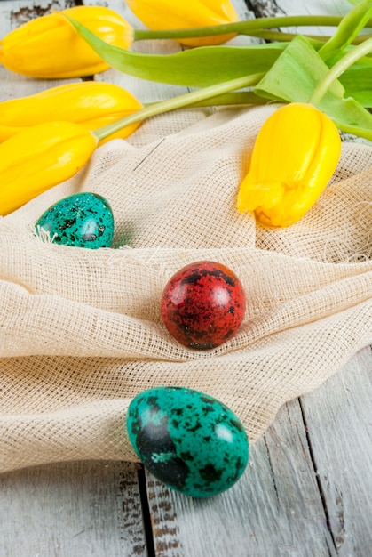 Torta ed uova di Pasqua con i tulipani