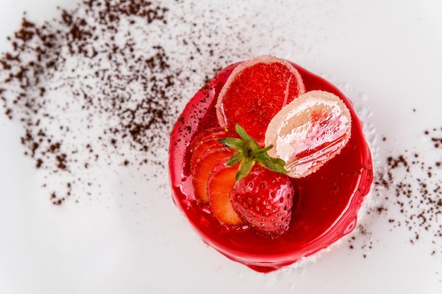 Torta elegante vista dall'alto con fragole