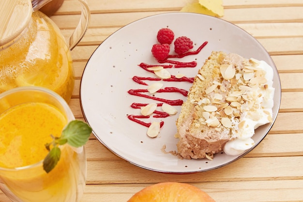 Torta estetica ai lamponi con tè naturale all'olivello spinoso con menta e zenzero