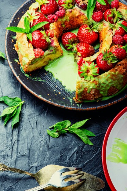 Torta estiva ai frutti di bosco fatta in casa