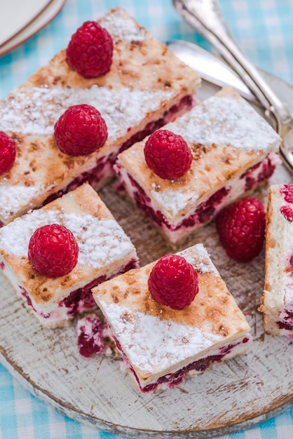 Torta estiva ai lamponi con frutta fresca