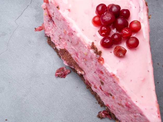 Torta estiva allo yogurt con vista dall'alto di mirtilli rossi