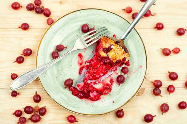 Torta estiva aperta con ribes rosso e uva spina Fetta di torta di frutta