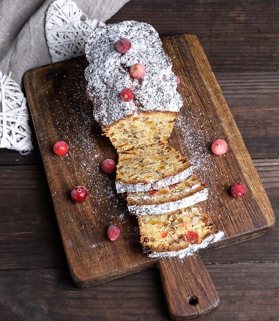 Torta europea tradizionale Stollen con frutta secca e candita