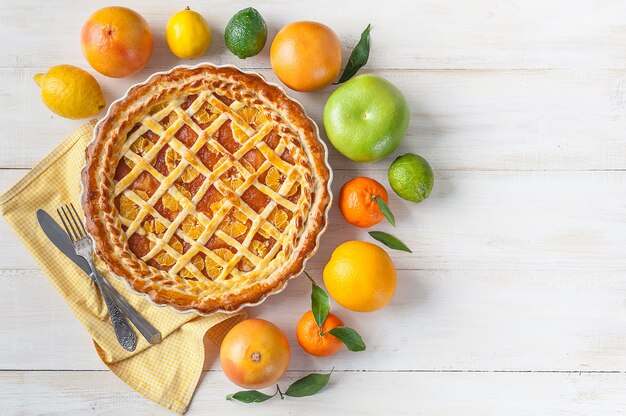 Torta farcita con marmellata e fettine di mandarino agli agrumi