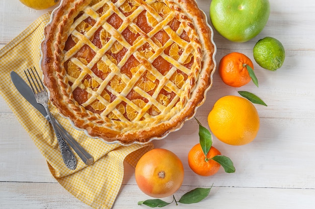 Torta farcita con marmellata e fettine di mandarino agli agrumi