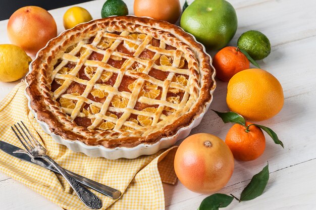 Torta farcita con marmellata e fettine di mandarino agli agrumi