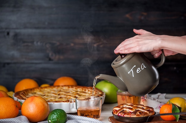 Torta farcita con marmellata e fettine di mandarino agli agrumi