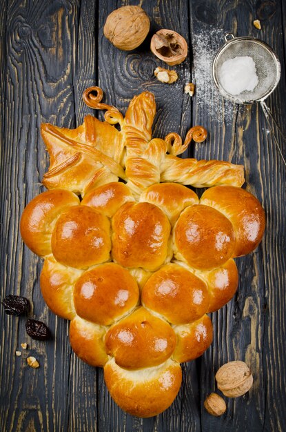 Torta fatta con un lievito a forma di grappolo d'uva.