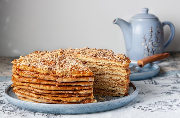 Torta fatta in casa a strati di miele sullo spazio della copia del tavolo