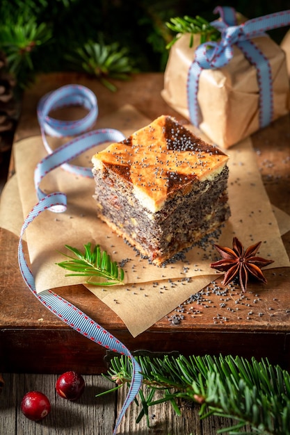 Torta fatta in casa ai semi di papavero con uvetta per Natale