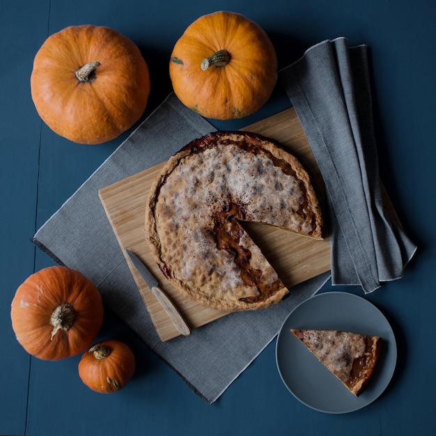 Torta fatta in casa autunnale con frutti di bosco, zucche.