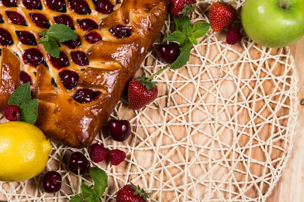 Torta fatta in casa con berrys su sfondo di vimini