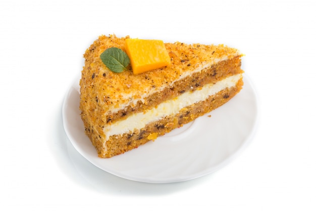 Torta fatta in casa con cachi e zucca isolato su sfondo bianco. vista laterale.