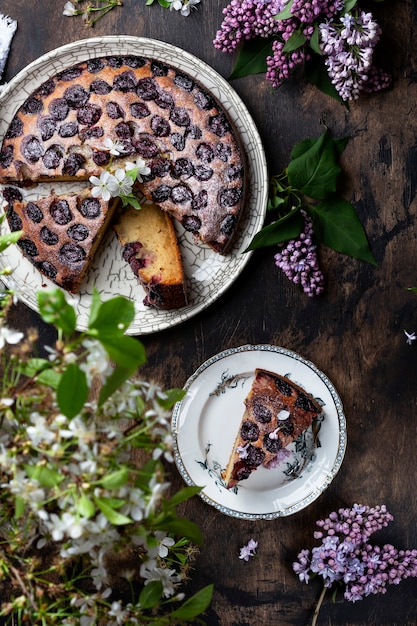 Torta fatta in casa con ciliegie, ricotta e zucchero a velo