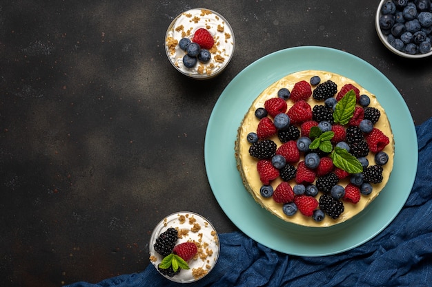 Torta fatta in casa con frutti di bosco freschi e dolci al buio