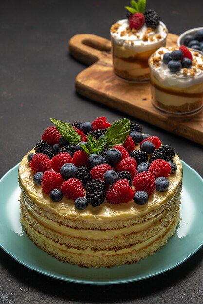 Torta fatta in casa con frutti di bosco freschi e dolci al buio