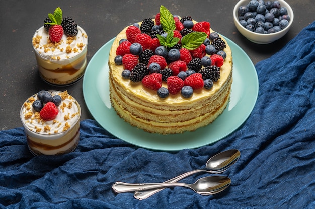 Torta fatta in casa con frutti di bosco freschi e dolci al buio