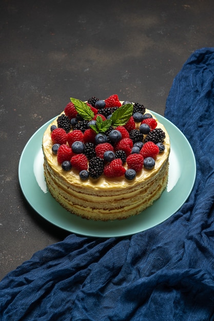 Torta fatta in casa con frutti di bosco freschi su fondente