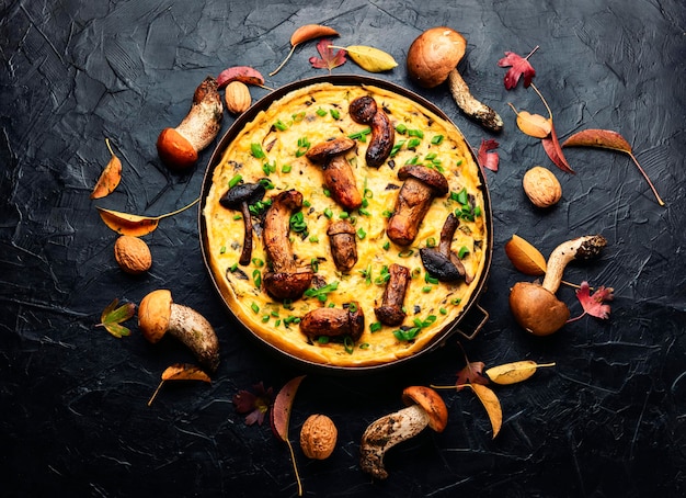 Torta fatta in casa con funghi di bosco