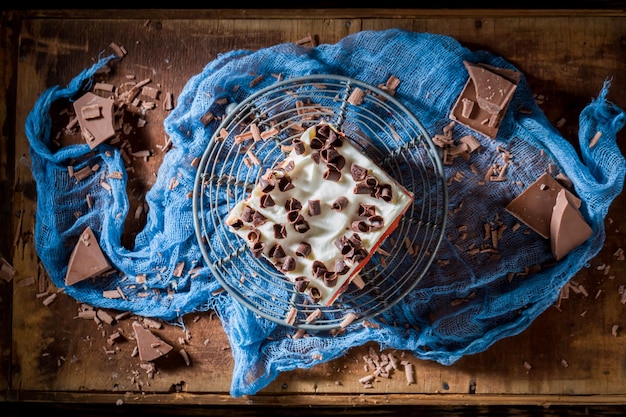 Torta fatta in casa con gocce di cioccolato e gelatina di frutta