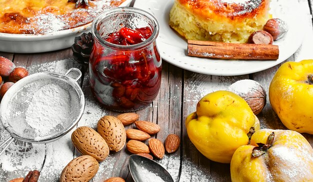 Torta fatta in casa con mele cotogne