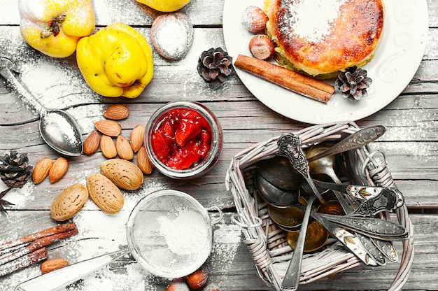 Torta fatta in casa con mele cotogne