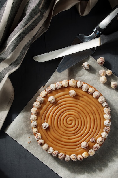 Torta fatta in casa con noci e caramello