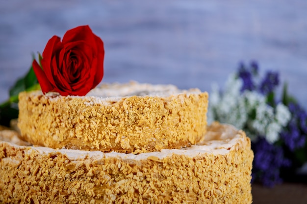 Torta fatta in casa con noci e fiori tritati