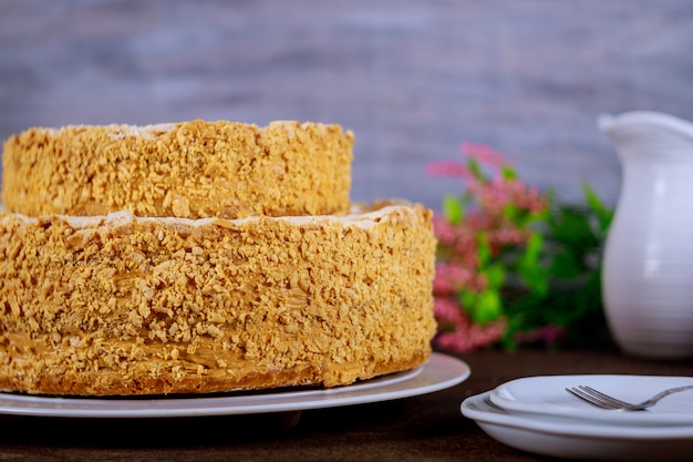 Torta fatta in casa con noci tritate e fiori sul tavolo