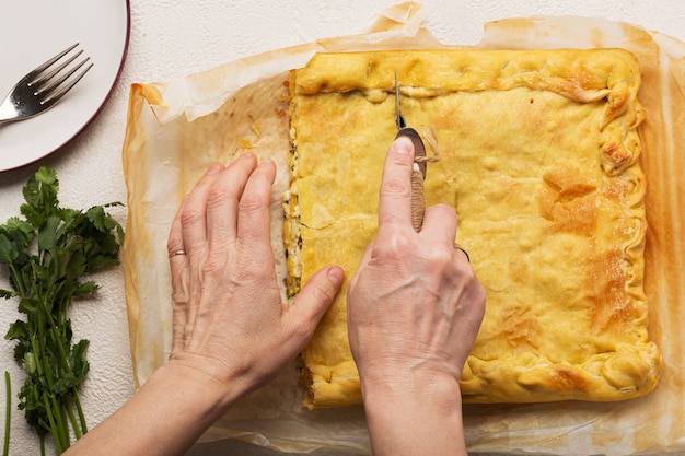 Torta fatta in casa con ripieno di frutta o carne