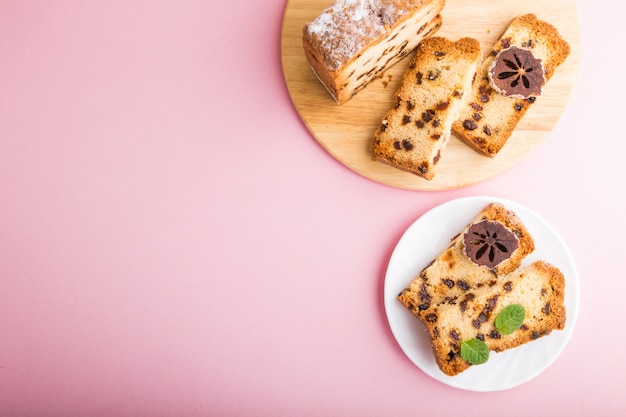 Torta fatta in casa con uvetta su sfondo rosa