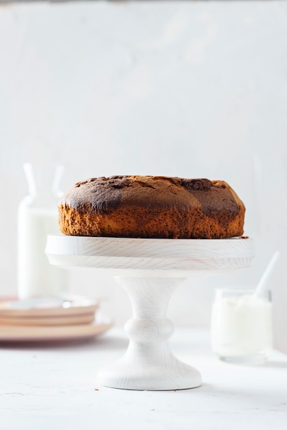 Torta fatta in casa con yogurt e cioccolato