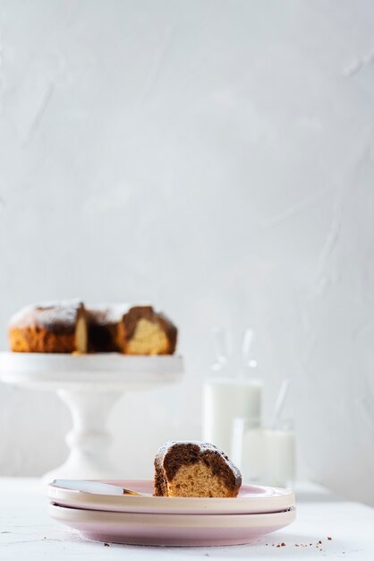 Torta fatta in casa con yogurt e cioccolato