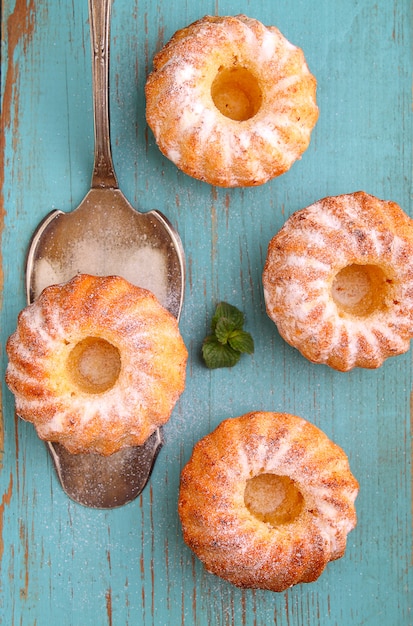 Torta fatta in casa con zucchero a velo sulla lama per torta