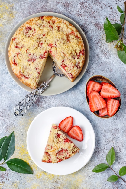 Torta fatta in casa deliziosa della briciola della fragola con le fette fresche della fragola, vista superiore