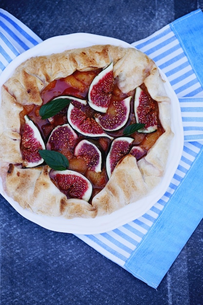 Torta fatta in casa di pasta sfoglia e fichi freschi