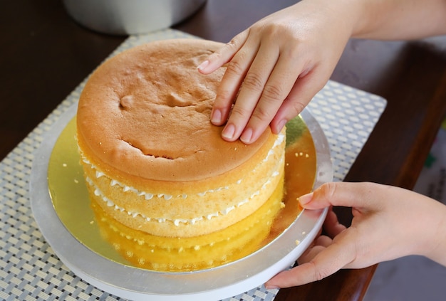 Torta fatta in casa in corso sul supporto