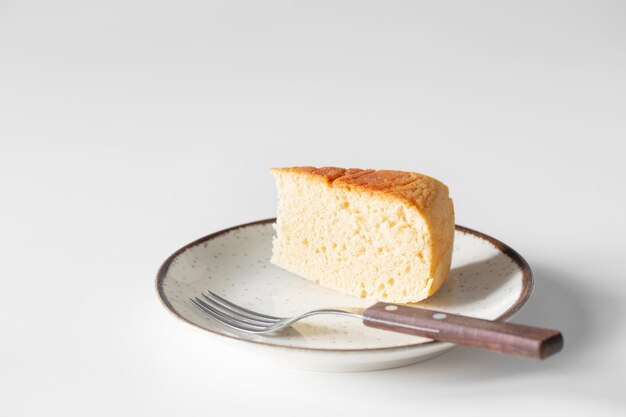 torta fatta in casa sul piatto sul tavolo bianco