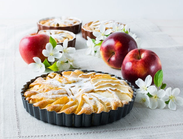 Torta fatta in casa vicino a mele rosse