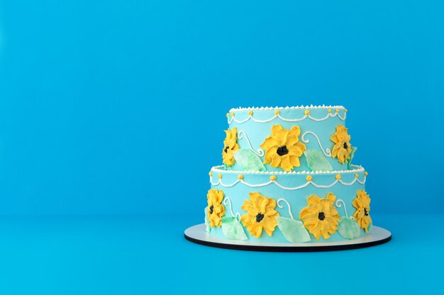 Torta festiva con decorazioni floreali colorate