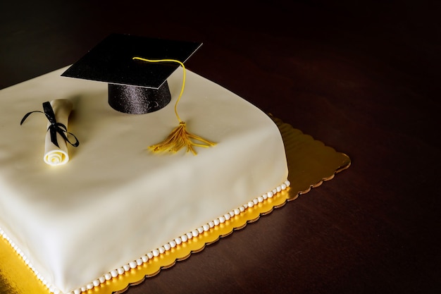 Torta fondente di laurea con decorazione cappello e diploma per la festa