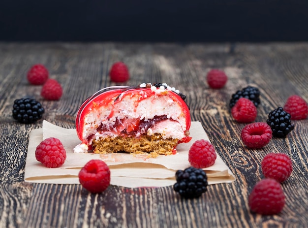 Torta fresca con marmellata di lamponi rossi