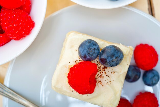 Torta fresca di lamponi e mirtilli