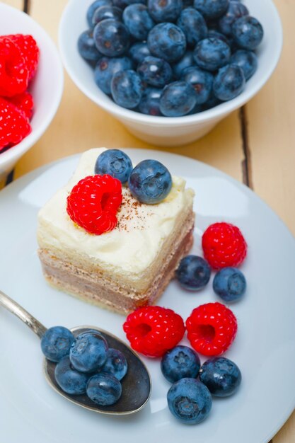 Torta fresca di lamponi e mirtilli