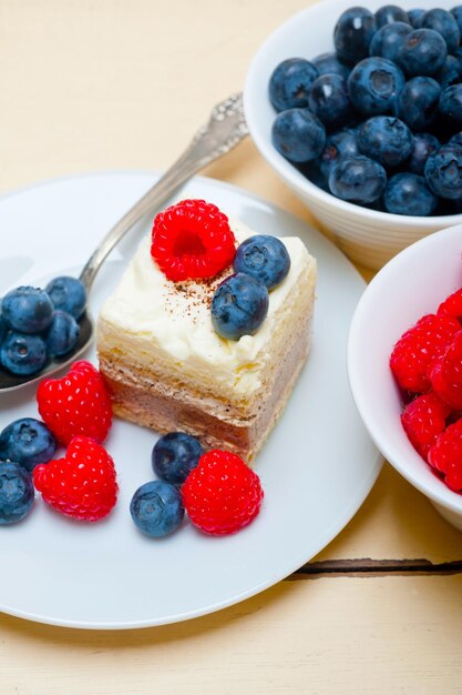 Torta fresca di lamponi e mirtilli