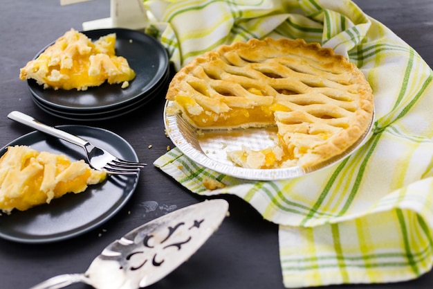 Torta fresca fatta in casa a base di frutti di bosco biologici.