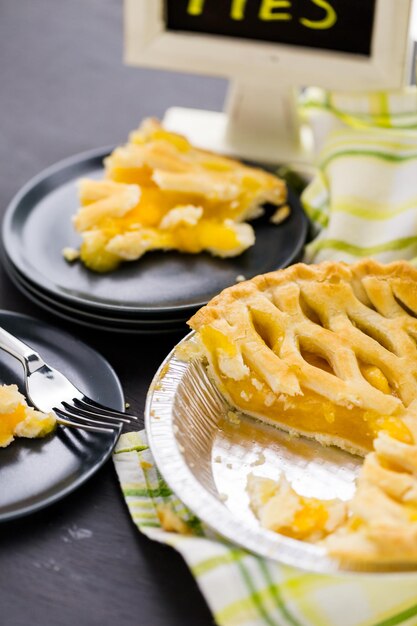 Torta fresca fatta in casa a base di frutti di bosco biologici.