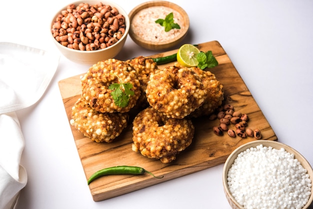 Torta fritta Sabudana vada o Sago servita con chutney di arachidi su sfondo lunatico, ricetta di digiuno popolare dall'India.