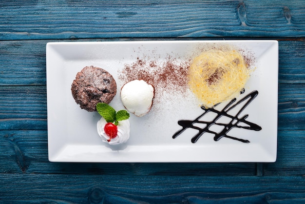 Torta gelato al cioccolato su fondo in legno Spazio libero per il testo Vista dall'alto